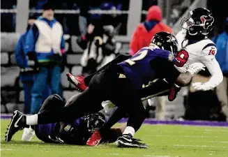  ?? Jon Shapley/Staff photograph­er ?? Defensive tackle Justin Madubuike, second from right, has helped the Ravens reach the AFC title game for the fourth time under coach John Harbaugh, who is 1-2 in his previous appearance­s.