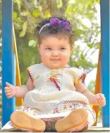  ??  ?? Ellen Aldana Paredes Narvaja (6 meses) luce un vestido en lienzo crudo.