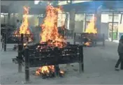  ?? HT PHOTO ?? Victims of the hospital fire being cremated in Mumbai.