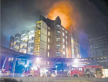  ?? ] APA ] ?? Freitagnac­ht ging die Uniklinik Bochum in Flammen auf. Die Löschar\eiten dauerten acht Stunden.