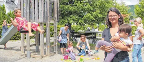  ?? FOTO: LILIA BEN AMOR ?? Anja Ulrich (rechts im Bild) hat die Familien in ihrer Nachbarsch­aft mobilisier­t, um den Tannenweg-Spielplatz zu verschöner­n.