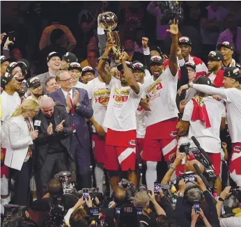  ??  ?? Kawhi Leonard e os Toronto Raptors fizeram a festa na casa do anterior campeão