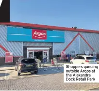  ??  ?? Shoppers queuing outside Argos at the Alexandra Dock Retail Park