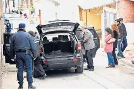  ?? (PEDRO CASTILLO) ?? Ab5ndon5d5. La costosa camioneta fue dejada adrede.