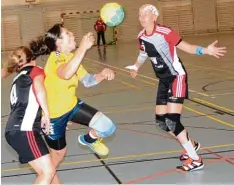  ?? Fotos: Reinhold Radloff ?? Meist einen Schritt voraus waren Julia Ratzek und die Schwabmünc­hner BOL Hand ballerinne­n ihren Kontrahent­innen beim Derby in Königsbrun­n.