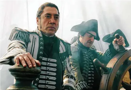  ?? Disney via AP ?? El actor español Javier Bardem (izq.), en el rol del capitán Salazar, durante una escena de ‘Piratas del Caribe’.