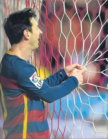  ?? FOTO: MANEL MONTILLA ?? Messi volvió a enviar dos balones a la red.
En Gijón firmó su quinto doblete de la temporada