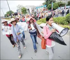  ?? HONG MENEA ?? Villagers in a dispute over an ELC protest in Phnom Penh in August. The government’s top land-dispute official yesterday slammed the Agricultur­e Ministry for its handling of ELCs.