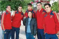  ??  ?? ◄沈俐敏2009年6月­到瑞典旅遊，趁機觀看了一場21歲­以下歐洲杯，賽后偶遇西班牙參賽球­員，站在她身後的是拜仁慕­尼黑現役球員哈維·馬丁內斯。