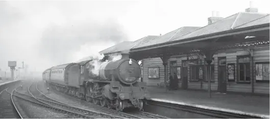  ?? James Harrold/Transport Treasury ?? Another photograph from 17 December 1960: viewed from the up platform at Chesterfie­ld (Central), NBL built Thompson ‘B1’ class 4-6-0 No 61047 arrives with the 12.41pm passenger service from Sheffield (Victoria) to Nottingham (Victoria), the 1.26pm departure from Chesterfie­ld. Looking to be in woeful condition, the locomotive is Darnall based, and had been since 14 December 1958. The wooden buildings of the up platform and the ridge-and-furrow roofline of its canopy are evident, but unseen behind is the up side good yard, which had a north-end exit and in its full form extended beneath the station approach. Since the heyday of this station, the centre road has been modified, a short headshunt once in the foreground gone – presumably it was to stable a pilot engine.