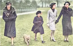  ??  ?? Hyde park
Accompanyi­ng Princess Elizabeth walking her dog