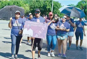  ??  ?? Familias completas caminaron en homenaje a sus familiares víctimas del mal de Alzheimer y para crear conciencia sobre la enfermedad.