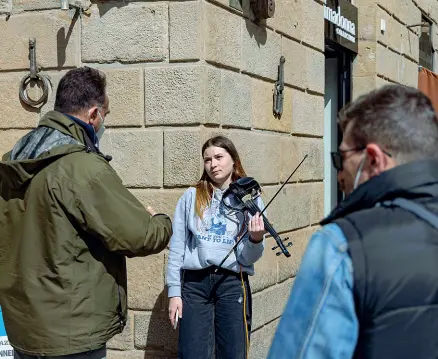  ?? (Cambi/Sestini) ?? L’intervento I due vigili in borghese mentre dicono alla ragazza che se ne deve andare