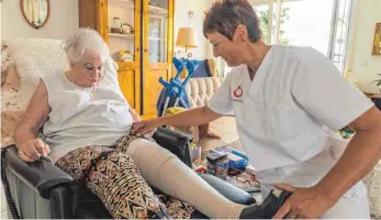  ?? FOTO: CHRISTIAN FLEMMING ?? Elke Golimbek von der Pflegeinse­l kuemmert sich um Ursula Haas.