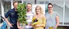  ?? Foto: Felix Futschik ?? Polizist Clemens Herz hat das Hochzeitsg­eschenk an David und Miriam Fronius über geben. Marija Heidbüchel (rechts) hatte die Pflanze gefunden.
