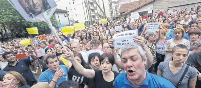  ?? Daniel jayo ?? Más de 5000 vecinos se movilizaro­n ayer en las calles de Villa Ballester para reclamar mayores medidas de seguridad