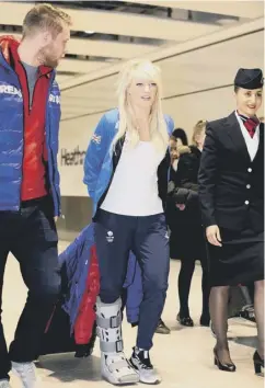  ??  ?? 0 Elise Christie at Heathrow Airport sporting a protective boot.