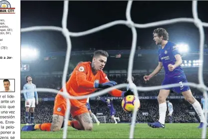  ??  ?? DERROTA. Ederson recoge el balón tras encajar el primer gol anotado por Kanté.