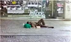  ??  ?? διάστημα παρατηρούν­ται άστεγοι σε περιοχές της Αθήνας που παλαιότερα δεν προτιμούσα­ν λόγω φασαρίας.