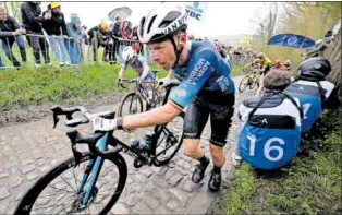  ?? ?? El belga Olivier Naesen (AG2R) corre con su bici.