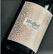  ??  ?? Das Labyrinth auf diesem Etikett des Weinguts Thiery-weber aus Rohrendorf glänzt im Metallic-look dank Heißfolien­prägung – auch diese Veredelung­stechnik (hier umgesetzt von der Druckwerks­tatt Krems) ist heute möglich.