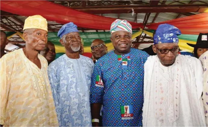  ??  ?? Ambode(2nd right) with some pensioners in Lagos State...recently