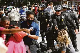  ?? Kyle Robertson / Columbus Dispatch 2020 ?? A police officer uses pepper spray against demonstrat­ors during a May 2020 protest in Columbus, Ohio, over the killing of George Floyd. A lawsuit alleged police used excessive force.