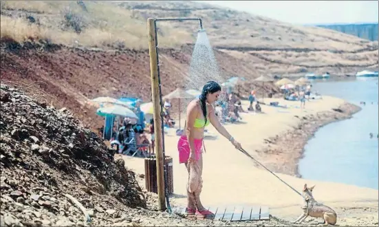  ?? RAFA ALCAIDE / EFE ?? Una mujer se refresca el sábado en el embalse de Almodóvar (Córdoba) para paliar los efectos del intenso calor