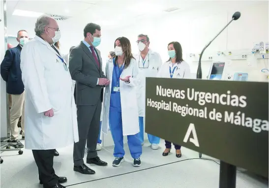  ?? EFE ?? El presidente de la Junta, Juanma Moreno, visitó la remodelaci­ón del Hospital Regional de Málaga