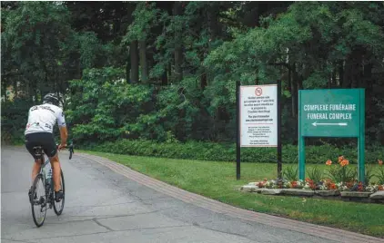  ?? VALÉRIAN MAZATAUD LE DEVOIR ?? La direction du cimetière affirme avoir tenté de sensibilis­er les cyclistes afin d’éviter d’avoir à leur interdire l’accès.