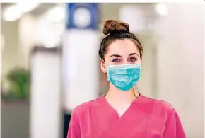  ?? FOTO: DPA ?? Besonders Beschäftig­te in Krankenhäu­sern nutzen einen Mund-Nasen-Schutz.