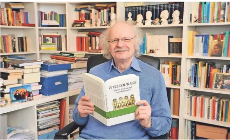  ?? FOTO: WOLFGANG KAISER ?? Der Kempener Sozialwiss­enschaftle­r Klaus-Peter Hufer hat ein neues Buch zum Thema Zivilcoura­ge geschriebe­n.
