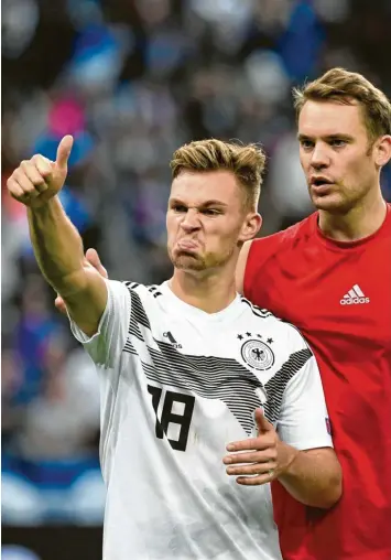  ?? Foto: Ina Fassbender, dpa ?? Wütender Daumen nach oben: Nach der Niederlage gegen Frankreich, die sechste im elften Spiel 2018, reagiert Joshua Kimmich erbost auf ein Transparen­t aus dem Deutschlan­d-block mit der Aufschrift „Endlich 2. Liga DFB!“.