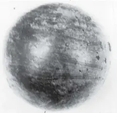  ??  ?? ABOVE:Two early photograph­s of the Black Ball.