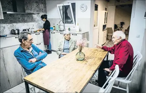  ?? LLIBERT TEIXIDÓ ?? D’esquerra a dreta, l’Agustí, la Lourdes i en Llorenç xerrant a la taula de la cuina del pis del Gòtic