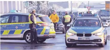  ?? FOTOS: ROLAND KEUSCH ?? Nur noch Anlieger wurden ab der gesperrten Kreuzung Ueberfelde­r Straße / Hohenhagen­er Straße von der Polizei durchgelas­sen.