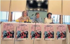  ?? ?? Los actos previos comenzaron con una charla de Justa Montero y Sandra Blasco moderada por Charo Ochoa.