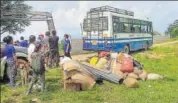  ??  ?? Bru refugees board a bus to return to Mizoram in Kanchanpur, Tripura, on October 3.
PTI