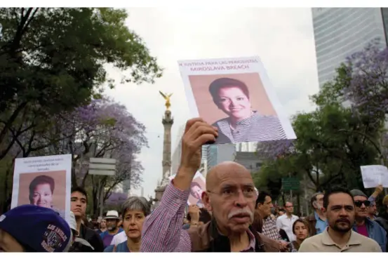  ??  ?? U “Não se mata a verdade matando jornalista­s” tornou-se a frase de luta dos repórteres mexicanos desde 2006