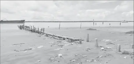  ??  ?? The makeshift jetty where passengers disembark at Springland­s