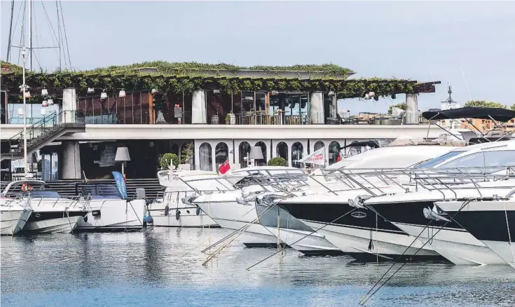  ??  ?? Diseñado por el francés Philippe Starck, el puerto deportivo Port Adriano organiza actividade­s durante todo el año.