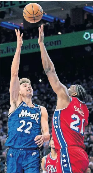  ?? FOTO: CHRIS SZAGOLA/AP/DPA ?? Franz Wagner (l.) von den Orlando Magic wirft den Ball über Joel Embiid von den Philadelph­ia 76ers.