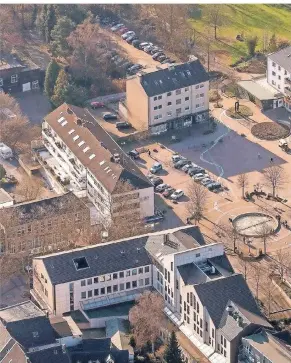  ?? FOTO: HANS BLOSSEY ?? Blick auf den unteren Neuen Markt aus der Vogelpersp­ektive: Links könnte das neue Rathaus entstehen.
