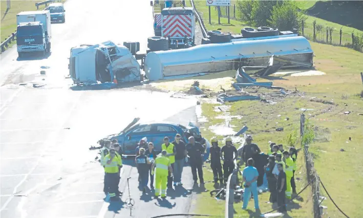  ?? LUCIANO THIEBERGER ?? Desastre. El camión cisterna que transporta­ba aceite volcó sobre la calzada de la autopista, a la altura del partido de Ituzaingó. El auto quedó deformado.