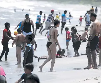  ?? FOTO: EL HERALDO ?? Lo más recomendab­le es no exponerse demasiado tiempo al sol, según expertos.