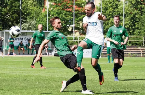  ?? FOTO: CHRISTIAN ALBRECHT ?? Weimars Benjamin Sachs (links) im Zweikampf mit Michal Marcin Wolanski. Die Hausherren mussten sich mit : geschlagen geben.