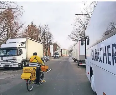  ?? FOTO: URSULA WIETZ ?? Geparkte Lkw verengen die Fahrbahn Am Trippelsbe­rg. Gerade für Kinder, die unaufmerks­am oder nebeneinan­der fahren, kann das gefährlich werden, findet die Initiative Hafenalarm.