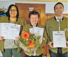  ?? FOTO: VEREIN ?? Daniela Schöndube, Brigitte Schlecht und Peter Felder (von links) werden für ihre langjährig­e Treue zum Verein geehrt.