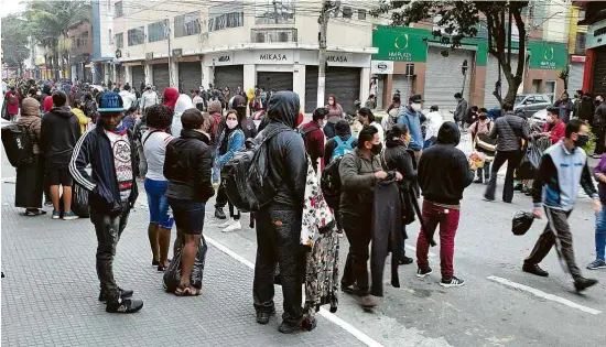  ?? Rivaldo Gomes - 18.mai.2020/Folhapress ?? Movimentaç­ão de ambulantes na rua Rodrigues dos Santos, no Brás, região central de São Paulo