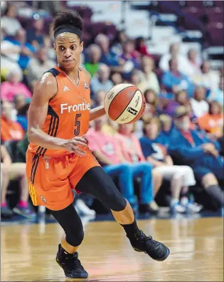  ?? SEAN D. ELLIOT/THE DAY ?? Connecticu­t Sun guard Jasmine Thomas drives the lane against the Chicago Sky last month at Mohegan Sun Arena.